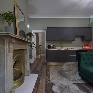 London Street Apartment Bath
