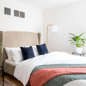Riverside Two Bedroom In Canary Wharf Apartment London