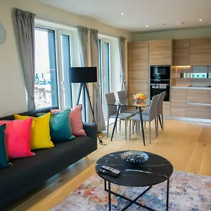 Thames View 2 Bed With Balcony Apartment London