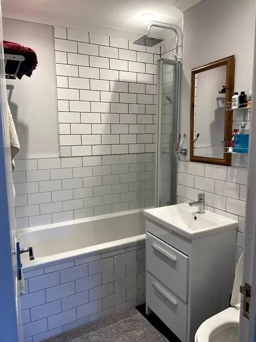 City Centre Two Bed Whole Apartment With Parking Кардифф